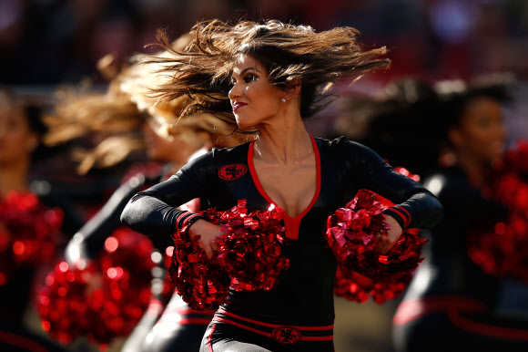 샌프란시스코 포티나이너스 골드 러시 응원단이 29일(현지시간) 캘리포니아 산타클라라 리바이스 스타디움에서 애리조나 카디널스와의 경기 중 공연을 펼치고 있다. ⓒ AFPBBNews=News1