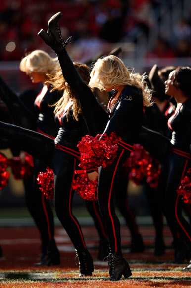 샌프란시스코 포티나이너스 골드 러시 응원단이 29일(현지시간) 캘리포니아 산타클라라 리바이스 스타디움에서 애리조나 카디널스와의 경기 중 공연을 펼치고 있다. ⓒ AFPBBNews=News1