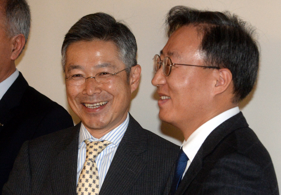 국내 첫 인터넷전문은행 사업자에 대한 예비인가 심사 결과 선정된 한국카카오은행 컨소시엄의 윤호영 카카오 모바일은행 TF 부사장(오른쪽)과 케이뱅크 컨소시엄의 김인회 단장이 30일 서울 중구 은행회관에서 사업계획을 설명하기에 앞서 악수를 하고 있다.  이종원 선임기자 jongwon@seoul.co.kr