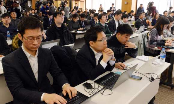 30일 서울 중구 은행연합회관에서 열린 인터넷전문은행 예비인가자 사업계획 브리핑에서 참석자들이 브리핑을 경청 하고 있다. 인터넷전문은행 예비인가 대상으로 최종선정된 카카오뱅크와 K뱅크는 ’중금리대출’을 핵심서비스로 틈새를 노리겠다는 전략을 내놨다. 이종원 선임기자 jongwon@seoul.co.kr