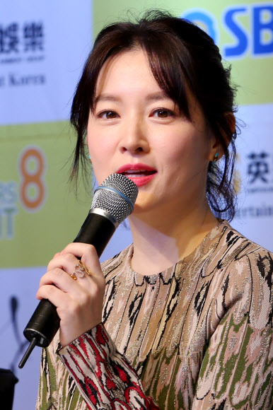 인사말하는 이영애