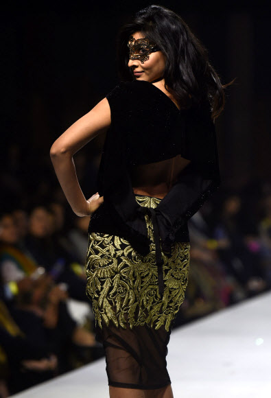 29일(현지시간) 카라치에서 열린 파키스탄 패션 위크 둘째날 파키스탄 디자이너 마힌 카림의 작품을 모델들이 선보이고 있다.   ⓒ AFPBBNews=News1