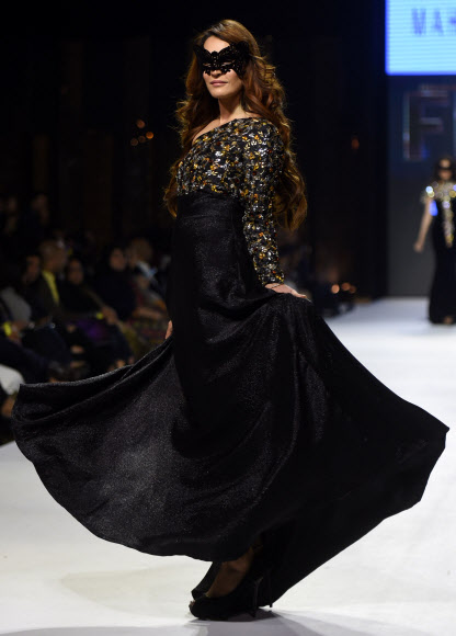 29일(현지시간) 카라치에서 열린 파키스탄 패션 위크 둘째날 파키스탄 디자이너 마힌 카림의 작품을 모델들이 선보이고 있다.   ⓒ AFPBBNews=News1