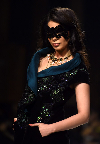 29일(현지시간) 카라치에서 열린 파키스탄 패션 위크 둘째날 파키스탄 디자이너 마힌 카림의 작품을 모델들이 선보이고 있다.   ⓒ AFPBBNews=News1