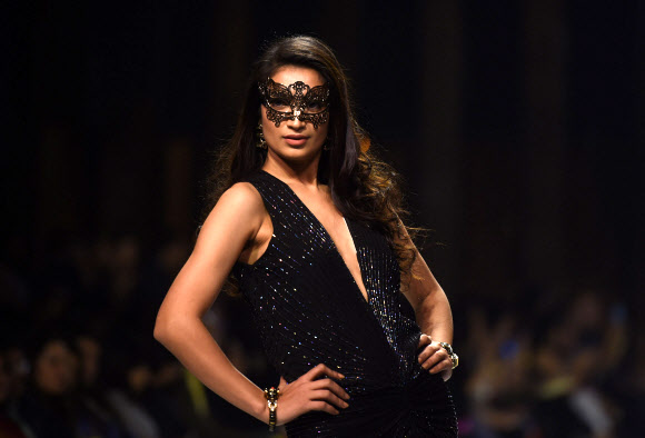 29일(현지시간) 카라치에서 열린 파키스탄 패션 위크 둘째날 파키스탄 디자이너 마힌 카림의 작품을 모델들이 선보이고 있다.   ⓒ AFPBBNews=News1