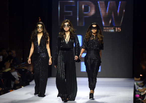 29일(현지시간) 카라치에서 열린 파키스탄 패션 위크 둘째날 파키스탄 디자이너 마힌 카림의 작품을 모델들이 선보이고 있다.   ⓒ AFPBBNews=News1