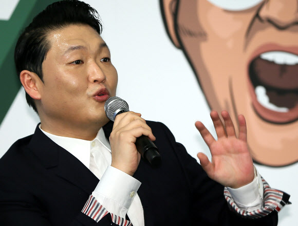 질문에 답하는 싸이