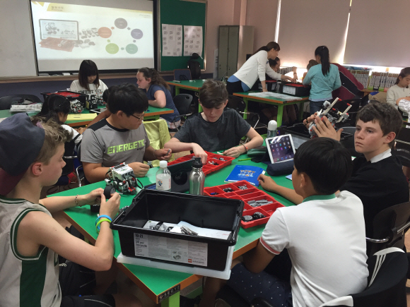지난 10월 4일 전북 완주군 봉동초등학교 학생들과 뉴질랜드 하스웰 초등학교 학생들이 봉동초교에서 함께 로봇을 제작하고 있다. 한국과학창의재단 제공