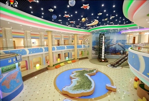 김정은, 만경대학생소년궁전 시찰…”동화세계 같다”