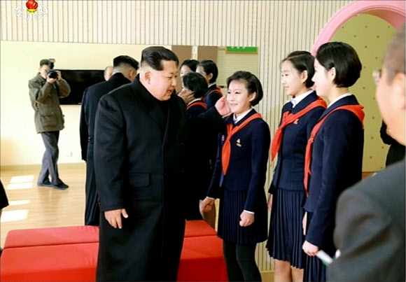 김정은, 만경대학생소년궁전 시찰…”동화세계 같다”