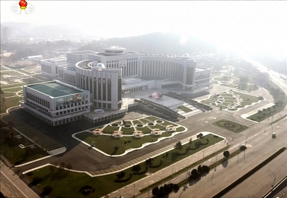 김정은, 만경대학생소년궁전 시찰…”동화세계 같다”