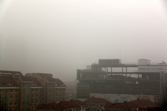 온통 희뿌옇게 변한 베이징 하늘