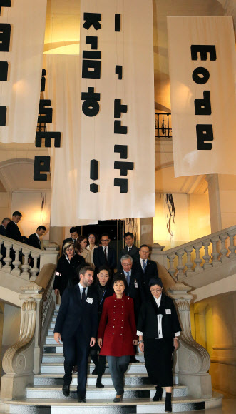 박 대통령, 파리서 한국공예전 관람