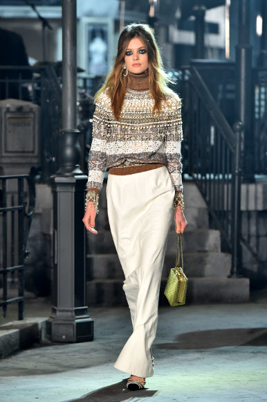 1일(현지시간) 이탈리아 로마에서 열린 샤넬 ‘메티에르 다르쇼(Chanel Metiers d’Art show·공방)’에서 모델이 런웨이에서 멋진 의상을 선보이고 있다. ⓒ AFPBBNews=News1