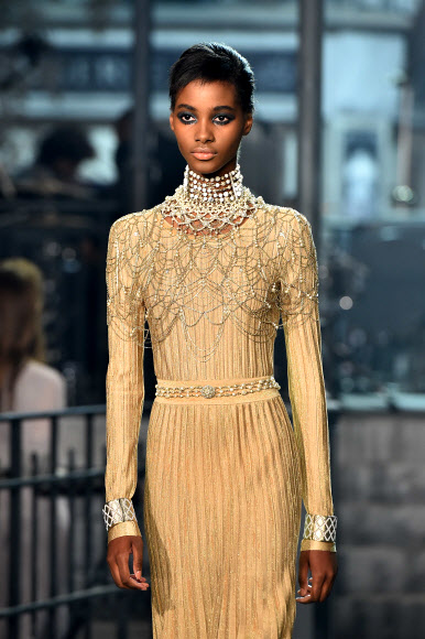 1일(현지시간) 이탈리아 로마에서 열린 샤넬 ‘메티에르 다르쇼(Chanel Metiers d’Art show·공방)’에서 모델이 런웨이에서 멋진 의상을 선보이고 있다. ⓒ AFPBBNews=News1