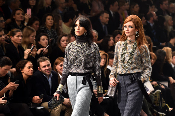 1일(현지시간) 이탈리아 로마에서 열린 샤넬 ‘메티에르 다르쇼(Chanel Metiers d’Art show·공방)’에서 모델이 런웨이에서 멋진 의상을 선보이고 있다. ⓒ AFPBBNews=News1