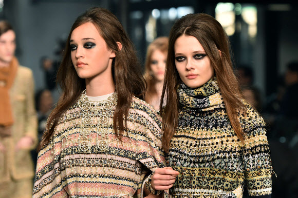 1일(현지시간) 이탈리아 로마에서 열린 샤넬 ‘메티에르 다르쇼(Chanel Metiers d’Art show·공방)’에서 모델이 런웨이에서 멋진 의상을 선보이고 있다. ⓒ AFPBBNews=News1