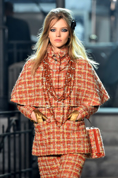 1일(현지시간) 이탈리아 로마에서 열린 샤넬 ‘메티에르 다르쇼(Chanel Metiers d’Art show·공방)’에서 모델이 런웨이에서 멋진 의상을 선보이고 있다. ⓒ AFPBBNews=News1