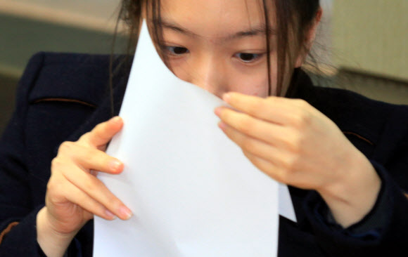 2일 오전 이화여자외국어 고등학교에서 3학년 학생들이 수능 성적표를 받고 있다. 지난 1일 한국교육과정평가원이 발표한 것에 따르면 올해 대학수학능력시험은 문과생들이 주로 응시하는 국어 B형을 제외한 국어A형과 영어, 수학 영역이 모두 지난해보다 어려웠던 것으로 나타났다.  연합뉴스
