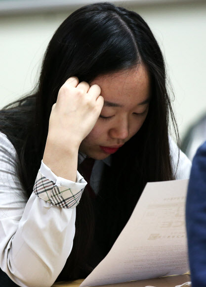 2016학년도 대학수학능력시험 성적표 배부일인 2일 오전 경기도 수원시 화홍고등학교에서 3학년 학생들이 성적표를 확인하고 있다.  연합뉴스