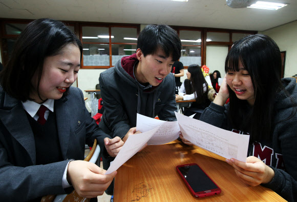 2016학년도 대학수학능력시험 성적표 배부일인 2일 오전 경기도 수원시 화홍고등학교에서 3학년 학생들이 성적표를 확인하고 있다.  연합뉴스