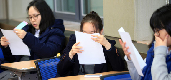 2일 오전 이화여자외국어 고등학교에서 3학년 학생들이 수능 성적표를 보고 있다. 지난 1일 한국교육과정평가원이 발표한 것에 따르면 올해 대학수학능력시험은 문과생들이 주로 응시하는 국어 B형을 제외한 국어A형과 영어, 수학 영역이 모두 지난해보다 어려웠던 것으로 나타났다.  연합뉴스
