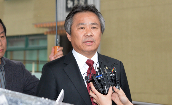 이기흥 대한불교조계종 중앙신도회 회장이 2일 서울 종로구 견지동 조계사에서 한상균 민주노총 위원장을 면담하고 나와 취재진 질문에 답하고 있다.  박지환 기자 poppocar@seoul.co.kr