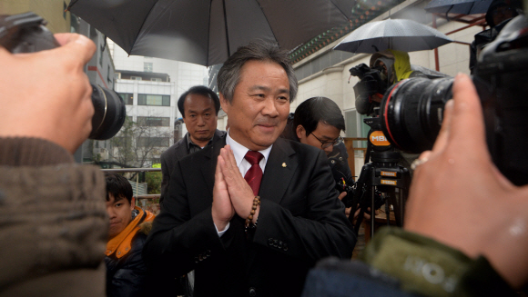 이기흥 대한불교조계종 중앙신도회 회장이 2일 서울 종로구 견지동 조계사에서 한상균 민주노총 위원장을 면담하고 나와 취재진 질문에 답하고 있다.  박지환 기자 poppocar@seoul.co.kr