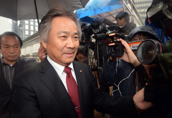 이기흥 대한불교조계종 중앙신도회 회장이 2일 서울 종로구 견지동 조계사에서 한상균 민주노총 위원장을 면담하고 나와 취재진 질문에 답하고 있다.  박지환 기자 poppocar@seoul.co.kr