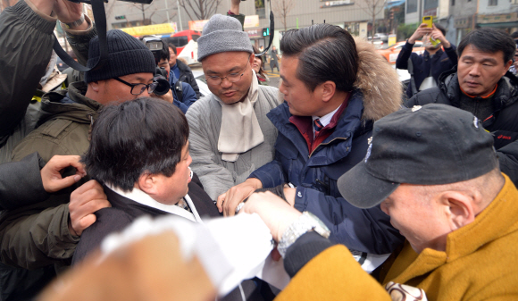 2일 서울 종로구 견지동 조계사에서 보수단체 회원과 스님이 충돌하고 있다. 박지환 기자 poppocar@seoul.co.kr