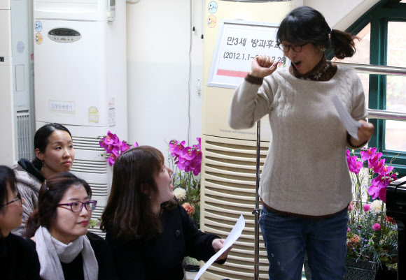 서울지역 공립유치원 신입생 추첨이 이뤄진 2일 서울 동대문구 휘경유치원에서 학부모가 추첨에 붙은 뒤 기뻐하고 있다.  연합뉴스