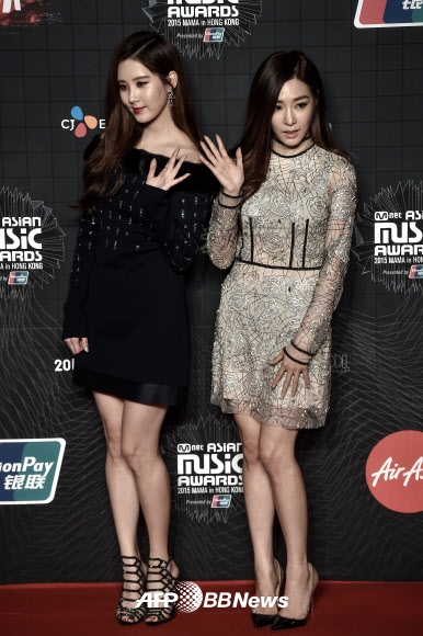 소녀시대 서현(왼쪽)과 티파니가 2일(현지시간) 홍콩 아시아 월드 엑스포 아레나에서 열린 ‘2015 엠넷 아시안 뮤직 어워즈(MAMA)’ 시상식에 앞서 포토월에서 포즈를 취하고 있다.<br>ⓒ AFPBBNews=News1