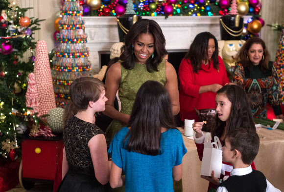 미셸 오바마 미국 대통령 부인이 2일(현지시간) 미국 워싱턴DC의 백악관에서 크리스마스 장식을 선보이는 파티를 열었다. 미셸 여사는 화려한 크리스마스 장식들이 놓인 가운데 이자리에 참석한 군인 자녀들과 이야기를 나누고 있다. ⓒ AFPBBNews=News1