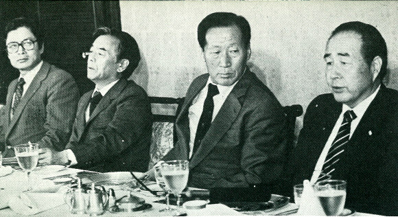 1982년 경제 4단체장 어음부도 사건 공동 기자회견에 자리한 고인(왼쪽 세 번째)의 모습. 전국경제인연합회 제공