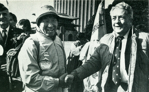 1982년 한·미 수교 100주년 기념 등산대회 때 리처드 워커 주한 미국대사와 기념사진을 찍고 있는 고인(왼쪽).  전국경제인연합회 제공