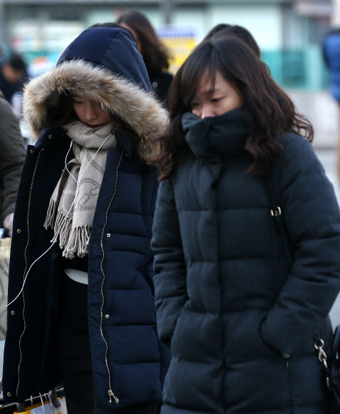 추위에 출근길 재촉하는 시민들