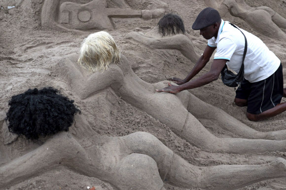 2일(현지시간) 브라질 리우데자네이루 코파카바나 해변에서 조각가가 여자 모래 조각품을 만들고 있다.  ⓒ AFPBBNews=News1