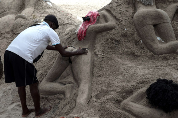 2일(현지시간) 브라질 리우데자네이루 코파카바나 해변에서 조각가가 여자 모래 조각품을 만들고 있다.  ⓒ AFPBBNews=News1