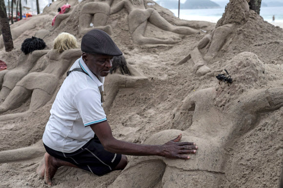 2일(현지시간) 브라질 리우데자네이루 코파카바나 해변에서 조각가가 여자 모래 조각품을 만들고 있다.  ⓒ AFPBBNews=News1