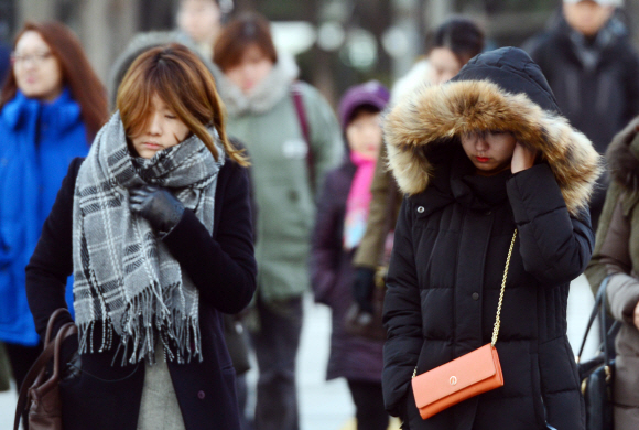 기온이 영하로 떨어진 4일 광화문 사거리 횡단보도에서 시민들이 두터운 겉옷과 목도리로 몸을 감싸고 출근길을 서두르고 있다. 강성남 선임기자 snk@seoul.co.kr