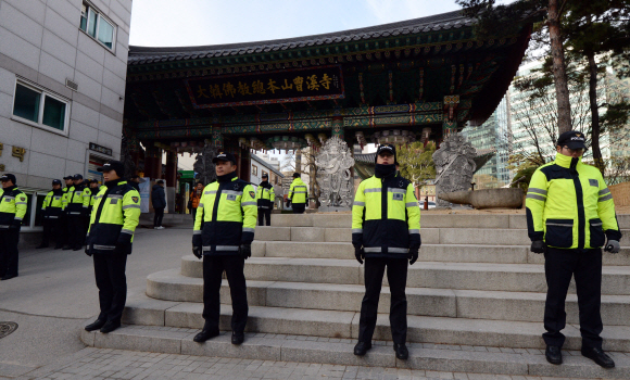 6일 오전 한상균 민주노총 위원장이 은신중인 서울 종로구 조계사 관음전 앞에서 경찰들이 근무를 서고 있다.  도준석 기자 pado@seoul.co.kr