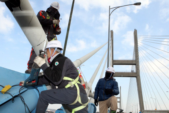 불에 탄 서해대교 케이블 철거하기