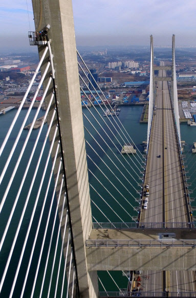 182m 높이 주탑에서의 케이블 교체작업