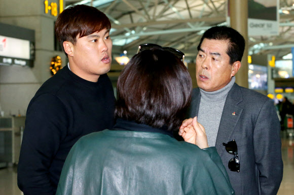 출국 전 부모님과 이야기하는 류현진