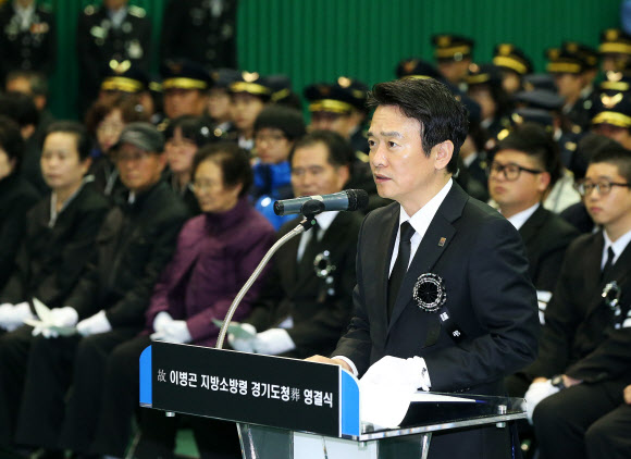 영결사 하는 남경필 경기도지사