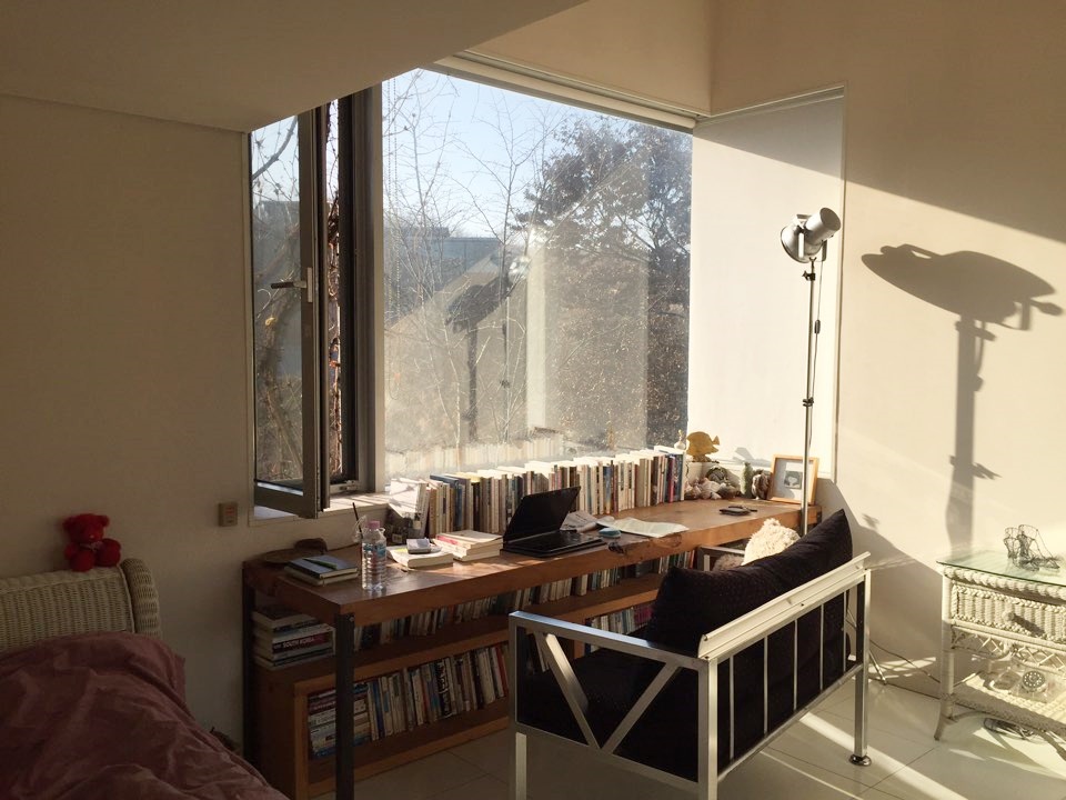 책과 함께한 휴식 방으로 들어오는 아침 햇살에 기분이 좋아집니다. 