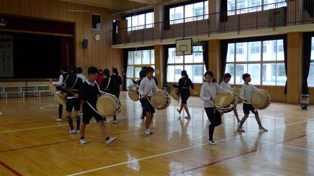 ‘민족학급 발표회’를 앞두고 풍물놀이를 연습 중인 일본 오사카시 미유키모리 소학교의 민족학급 학생들.