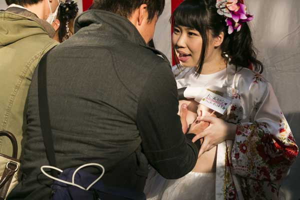 일본 도쿄에서 6일 한 남성팬이 한 여성 성인영화배우의 가슴을 움켜쥐고 있다. 올해로 13회째를 맞는 ‘여배우 가슴만지기’ 행사는 민영위성방송 ‘스카이 퍼펙트 TV’ 성인 채널이 주회하는 사회공헌 이벤트다.사진=TOPIC / SPLASH NEWS(www.topicimages.com)