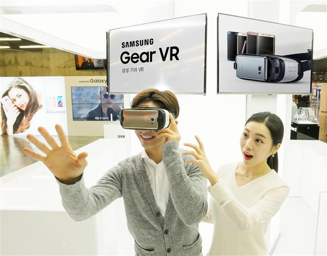 삼성전자의 VR 헤드셋 ‘기어VR’은 VR 기기의 본격적인 대중화를 이끌 제품으로 주목받고 있다. 삼성전자 제공