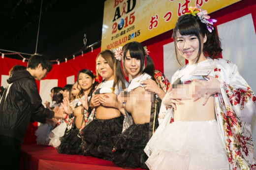 일본 도쿄에서 6일 한 남성팬이 한 여성 성인영화배우의 가슴을 움켜쥐고 있다. 올해로 13회째를 맞는 ‘여배우 가슴만지기’ 행사는 민영위성방송 ‘스카이 퍼펙트 TV’ 성인 채널이 주회하는 사회공헌 이벤트다. 사진=TOPIC / SPLASH NEWS(www.topicimages.com)